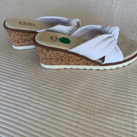 Cliffs by WHITE MOUNTAIN White Sandals with Knotted Design - Picture 3 of 5